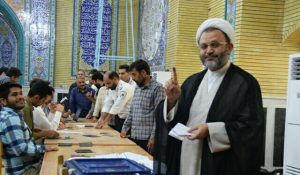 امام جمعه و فرمانده انتظامی مسجدسلیمان رای خود را به صندوق انداختند + تصاویر