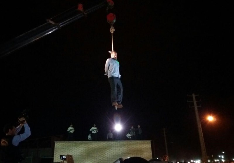 بامداد امروز در ملأ عام قاتل آتنا به دار مجازات آویخته شد