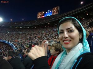 چهره ها/ «هلیا امامی» بدون منقلب شدن در ورزشگاه عکس گرفت!