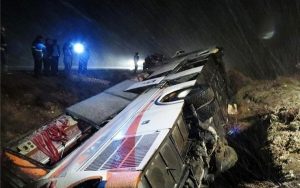 واژگونی اتوبوس در جاده اصفهان – کاشان ۶ کشته برجا گذاشت