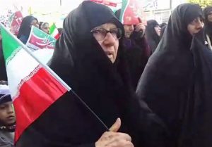 حضور مادر مسیح علی نژاد در راهپیمایی ۲۲ بهمن + عکس