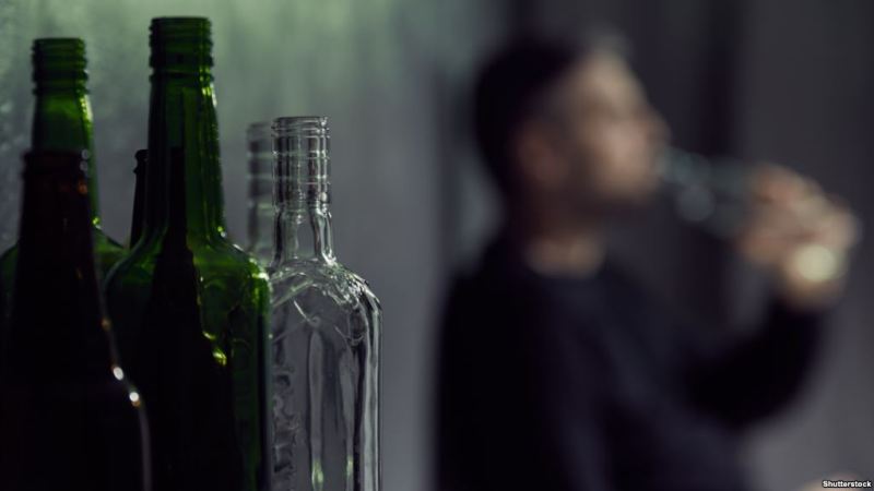 مسمومان با الکل تعقیب نمی‌شوند؛ به بیمارستان‌ها مراجعه کنند