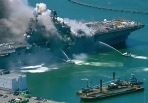 ناو آمریکایی همچنان در آتش می‌سوزد/ کارشناسان آمریکایی: شانس نجات این ناو کم است