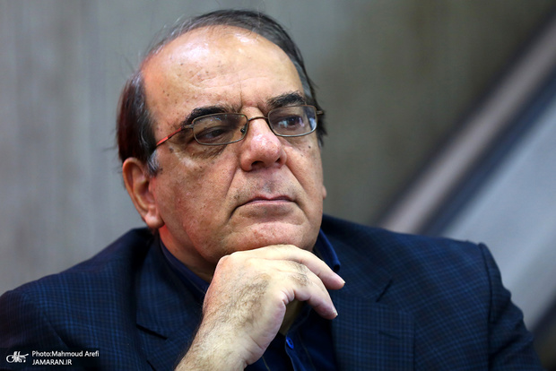 عباس عبدی: هم چوب را خواهیم خورد و هم پیاز را!