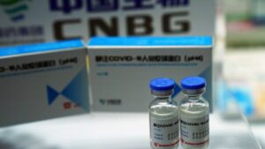 اولین محموله واکسن چینی شامل ۲۵۰ هزار دُز واکسن سینوفارم وارد ایران شد