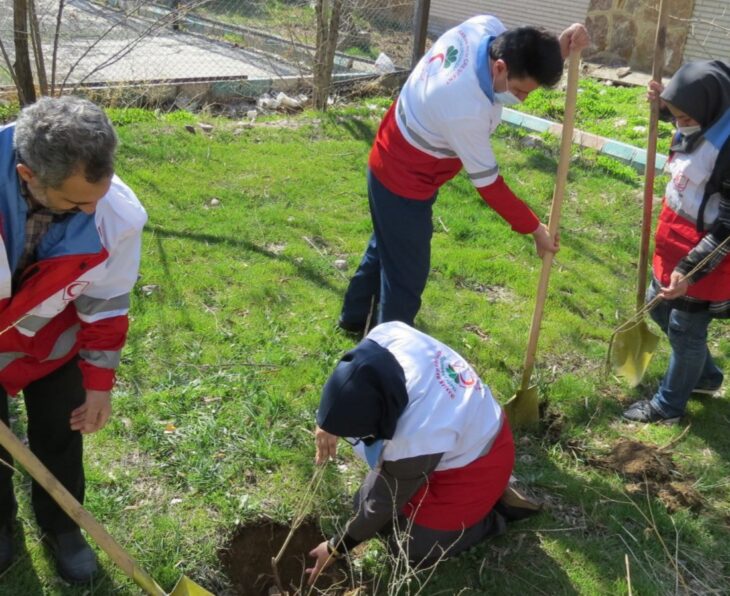 کاشت ۹ نهال صلح و دوستی توسط جوانان جمیعت هلال احمر شهرستان تبریز