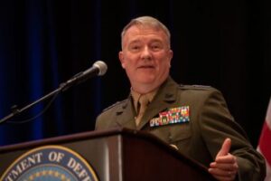 اذعان فرمانده آمریکایی سنتکام به قدرت نظامی و توان پهبادی ایران