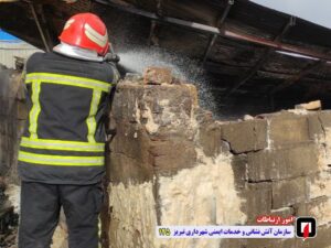آتش سوزی تانکر سوخت گازوئیل تصفیه خانه آب در اتوبان شهید باکری اطفاء حریق شد