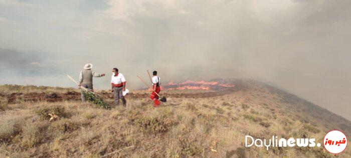 آتش‌سوزی در ۲۵ هکتار از مراتع روستای سیوان/ در ۸ ساعت عملیات نفسگیر اطفا حریق شد + فیلم