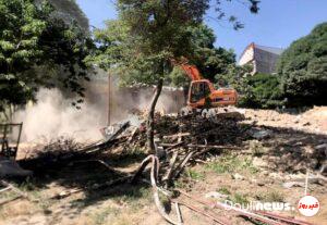 جمع آوری نخاله ساختمانهای تخریب شده پارک باغشمال تبریز