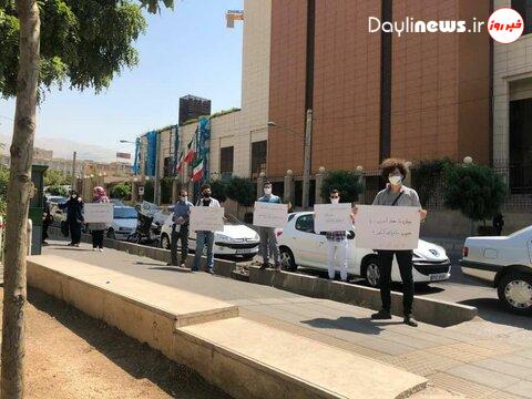 تجمع تعدادی از داوطلبان برای اعتراض به برگزاری کنکور ارشد