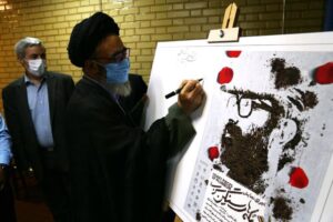 پوستر نمایش “تکه‌های سنگین سرب” در تبریز رونمایی شد