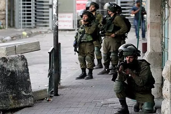 نظامیان رژیم صهیونیستی امروز دوشنبه یک شهروند فلسطینی را در شهر «الخلیل» واقع در کرانه باختری به ضرب گلوله به شهادت رساندند