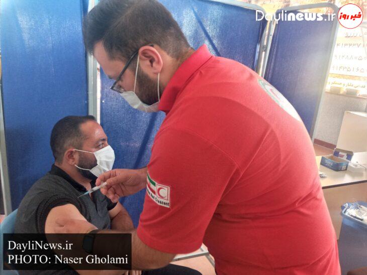 واکسیناتورهای جمیعت هلال احمر شهرستان تبریز واقع در مرکز تجمیعی فرودگاه حجاج بر علیه کرونا