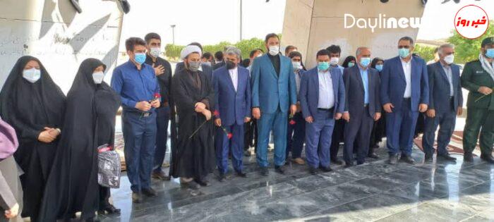 ادای احترام هیئت اعزامی دبیرخانه کشوری بزرگداشت سالگرد دفاع مقدس به شهید بهنام محمدی