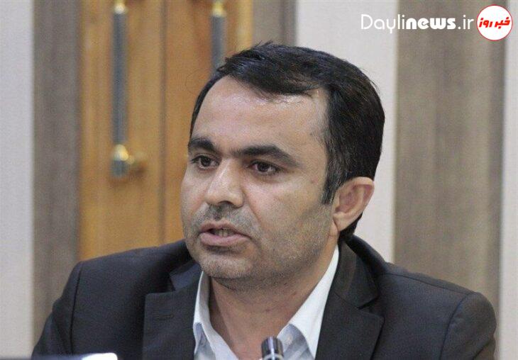 سه عضو کمیسیون اقتصادی دپو مواد فاسد شدنی در گمرکات را بررسی می‌کنند