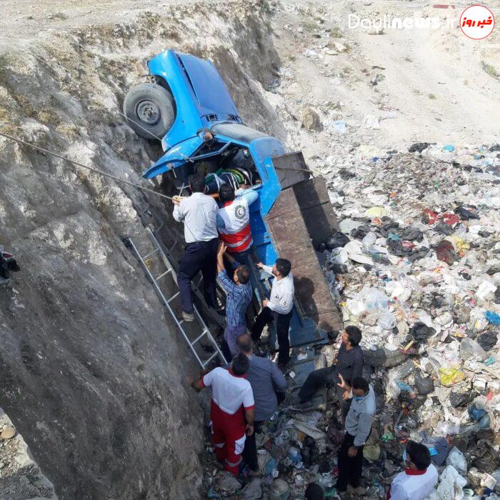 سقوط خودروی حمل زباله شهرداری مسجدسلیمان در گود زباله