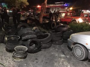 آتش سوزی در زیرزمین انبار تایر خودرو/پنج نفر از نیروهای آتش نشانی مصدوم شد/آتش مهار شد + تصاویر