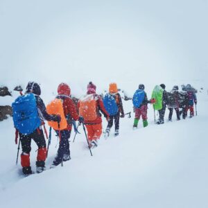 گردشگران اردبیل لذت اولین برف را با طبیعت سهیم شدند