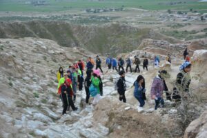برگزاری همایش کوهپیمایی خانوادگی در رامهرمز به مناسبت دهه فجر+ تصویر