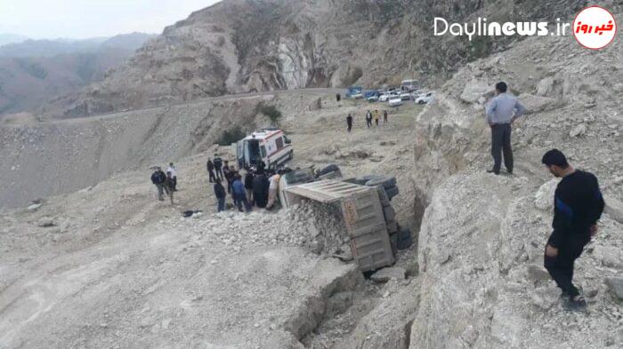 عملیات رهاسازی مصدوم واژگونی کامیون در محور مسجدسلیمان – اندیکا توسط نجاتگران هلال احمر