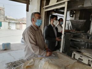 بازرسی رئیس اداره صمت مسجدسلیمان از نانوایی‌های شهرستان به منظور کنترل میزان آرد دریافتی، بررسی وزن و کیفیت نان