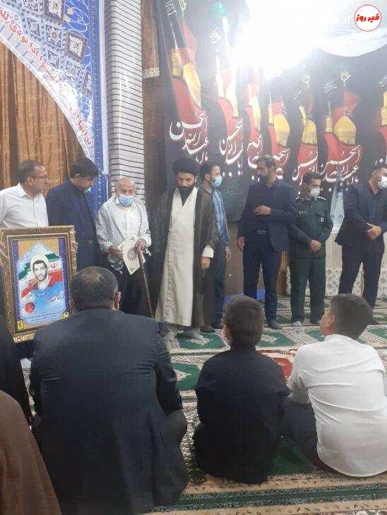 تقدیر از خانواده طلبه شهید ابراهیم مرادی در نماز جمعه شهرستان اندیکا