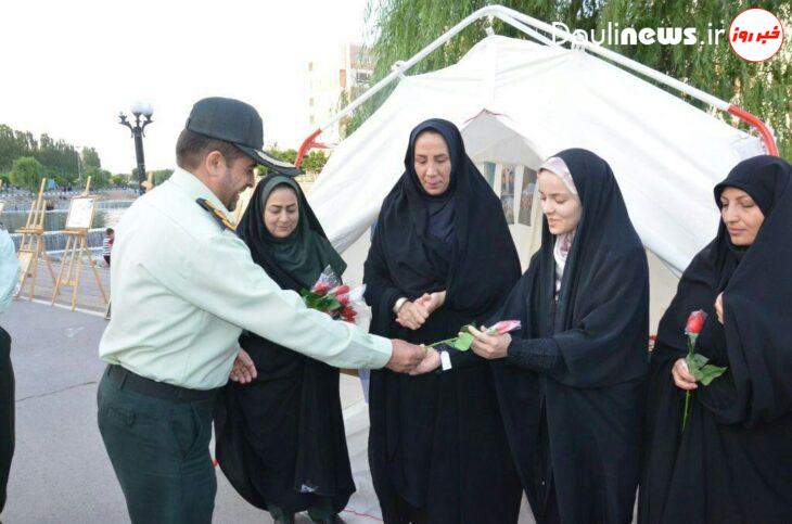 اهدا شاخه گل به بانوان محجبه توسط پلیس مراغه به مناسبت هفته عفاف و حجاب+ عکس