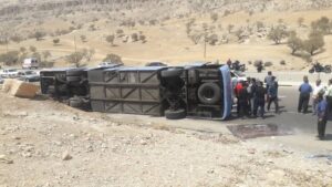 واژگونی اتوبوس زائران در مهران ۱۵ زخمی برچا گذاشت