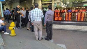 جدال بازار و بازارساز بر سر قیمت دلار/ برنده بازار ارز کیست؟