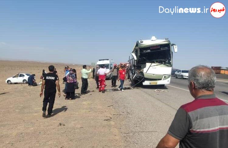 خروج اتوبوس از جاده در استان سمنان ۱۰ مصدوم داشت