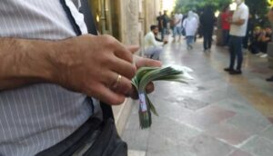 لحظات تاریخی بازار ارز / رکورد قیمت دلار باز هم شکست