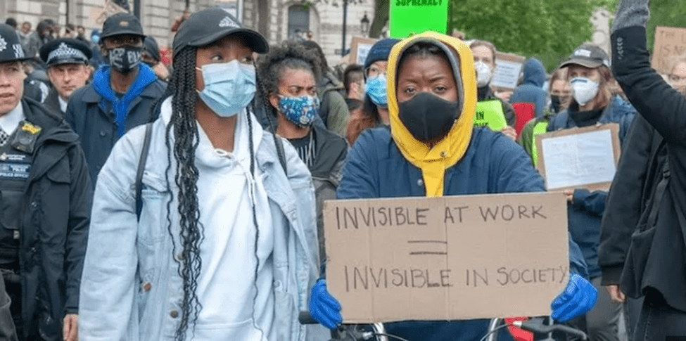 چه کسی برای ۵۶۳ پرونده بین المللی حقوق بشری انگلیس زانو می‌زند؟