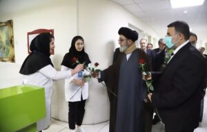 اهدای شاخه گل و تبریک روز پرستار توسط آل هاشم به پرستاران تبریز