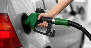 روزنامه دولت صادرات بنزین با قیمت ۵۰۰ تومان را تایید کرد/ تقصیر دولت قبل بود و دولت فعلی چاره‌ای جز ادامه ندارد
