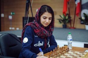 سارا خادم‌الشریعه در مسابقات جهانی حجاب از سر برداشت/ برترین شطرنج‌باز ایران به کشور برمی‌گردد؟/ عکس