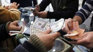 چرا قیمت دلار در بازار مدام در حال رکورد شکنی ست؟ / نااطمینانی‌ها، آتش زیر خاکستر در اقتصاد ایران را شعله‌ورتر می‌کند
