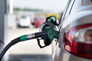بنزین تولید شده در ایران استاندارد است/ به اندازه‌ یک کشور ۳۰۰ میلیونی مصرف بنزین داریم