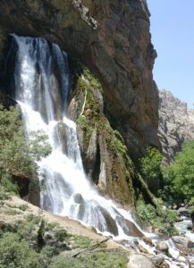 ریزش بهمن در محوطه آبشار آب سفید الیگودرز