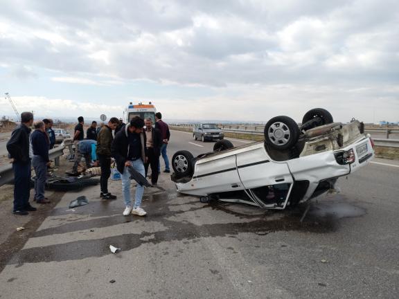 یک مصدوم در واژگونی خودروی پراید در تبریز