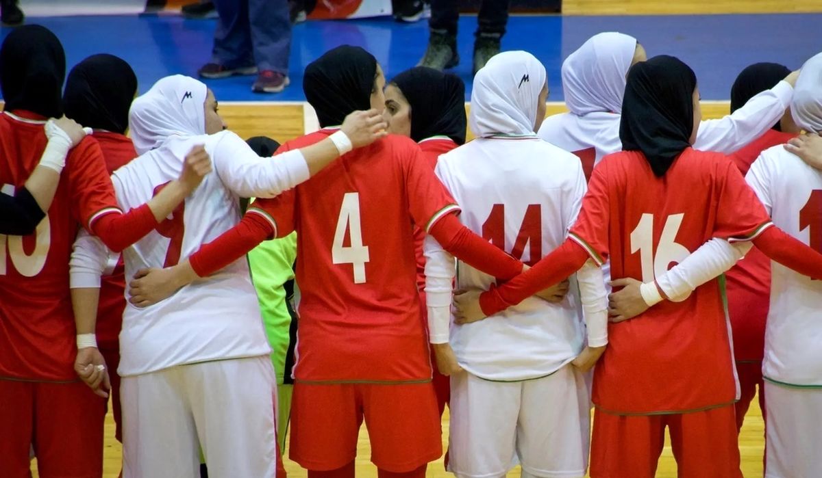 تیم ملی فوتسال زنان ایران با لباس‌های قرضی!