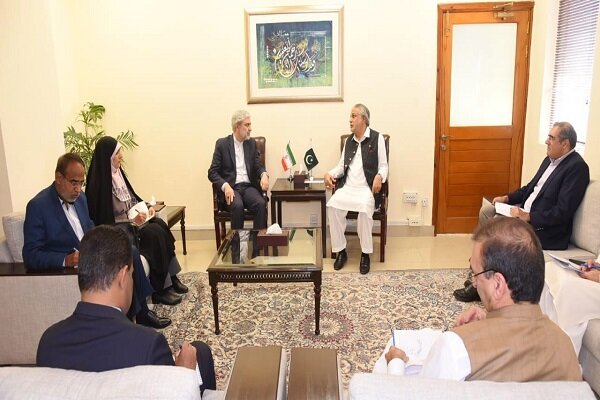 Iran, Pakistan discuss ways to boost bilateral trade volume