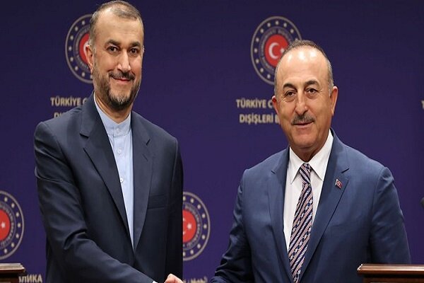 Iran, Turkey FMs confer on bilateral ties