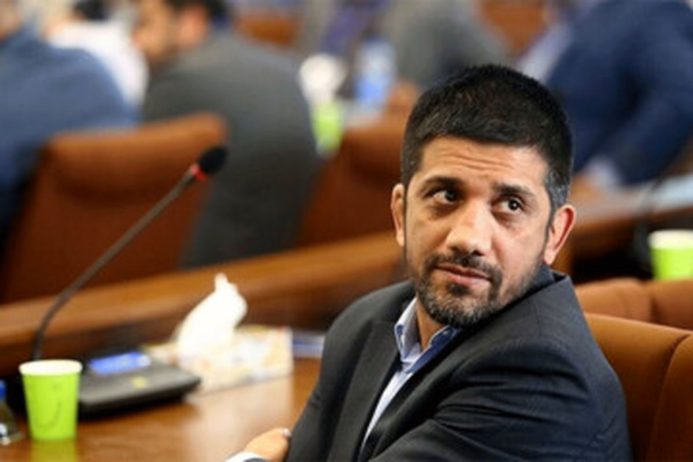 تصاویری از علیرضا دبیر با عصایی در دست که چند حکم صادر کرد