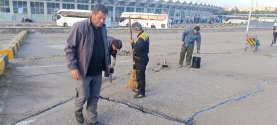 اجرای عملیات مرمت و درزگیری آسفالت در پایانه ای مسافربری تبریز