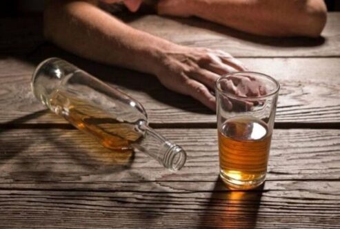 فوت ۱۰ نفر بر اثر مصرف الکل تقلبی در کرج/ ۴ فروشنده اصلی شناسایی شدند/ شمار مسمومان مصرف مشروبات الکلی در البرز ۹۵ نفر