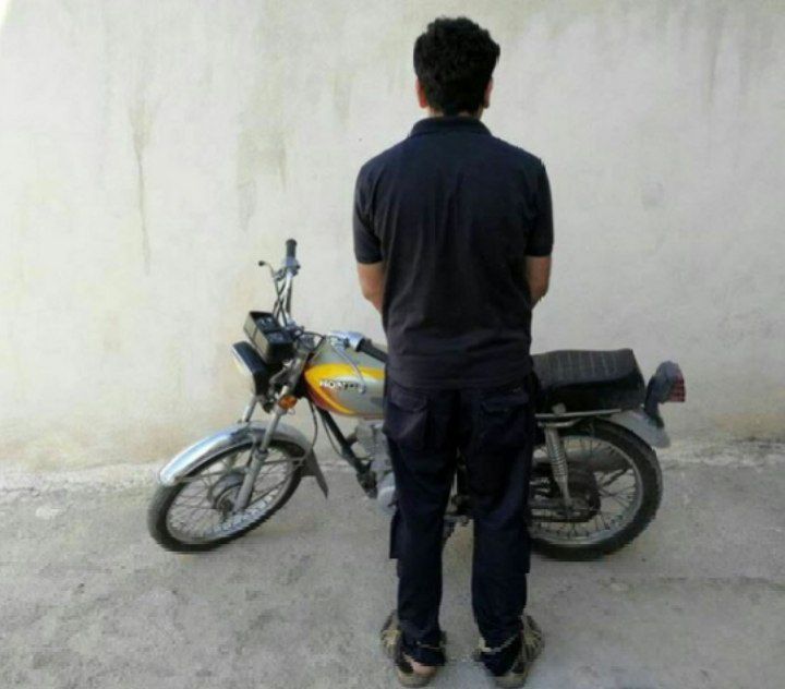 کشف موتورسیکلت سرقتی و یک قبضه کلت کمری از سارق حرفه ای موتورسیکلت با هوشیاری پلیس بناب