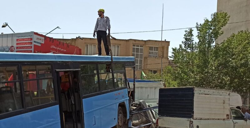 حادثه برخورد اتوبوس با تعدای خودرو در تبریز/آتشنشانان یک گیر افتاده در خودروی پراید رانجات و مشغول نجات دوسرنشین بعدی خودروی پراید هستند