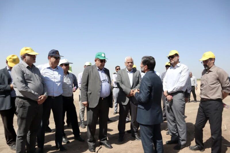 بازدید اعضای هیئت امنای موسسه تحقیقات و آموزش نیشکر و صنایع جانبی خوزستان از روند رشد واریتههای جدید/ عکس