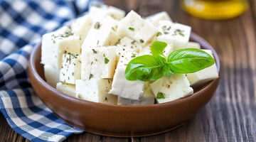 ۸ عارضه جانبی مصرف بیش از حد پنیر؛ از خطر ابتلا به سرطان تا اضافه وزن